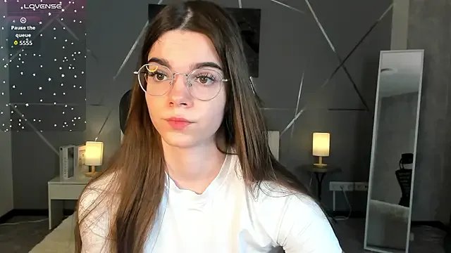 miss__evelyne from StripChat is Freechat