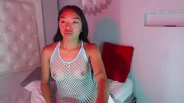 Pocahontamoon from StripChat