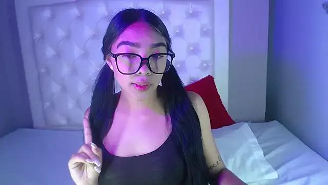 Pocahontamoon from StripChat