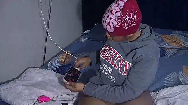 QUEENSHYNESS from StripChat
