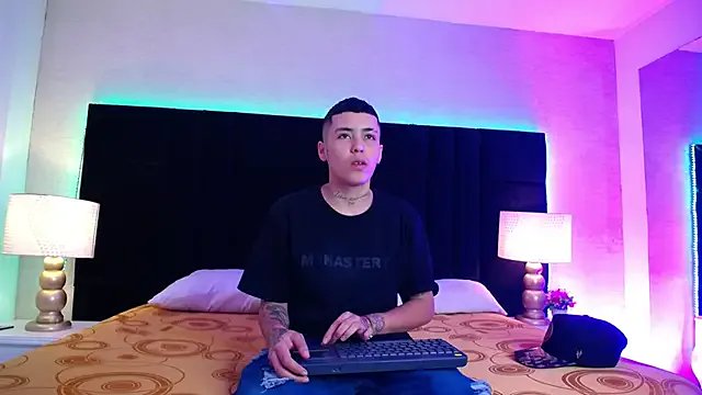 Raven_Cox from StripChat is Freechat