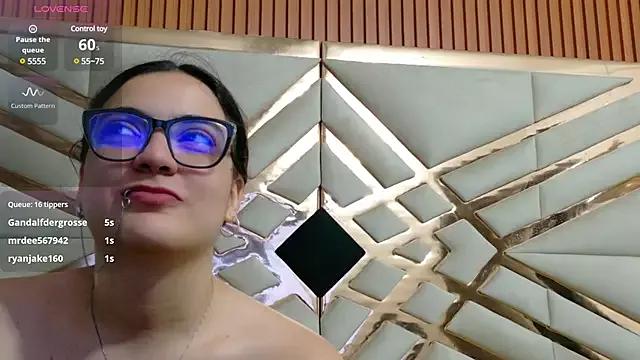 RedHotRaven from StripChat is Freechat