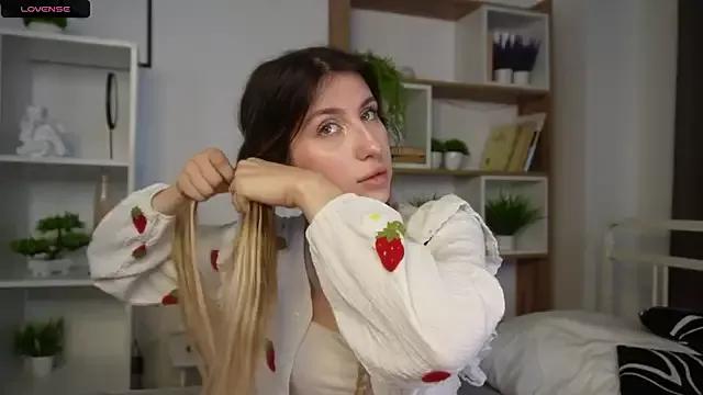 RoxannaWidera from StripChat is Freechat
