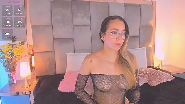 sara_madrid from StripChat is Freechat