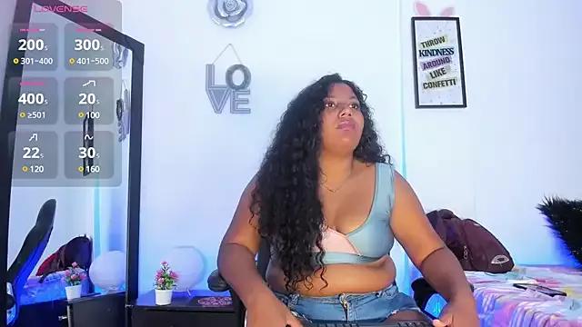 Saraa_Owen from StripChat is Freechat