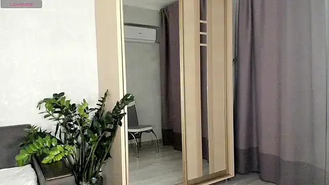 SaraShine_ from StripChat is Freechat