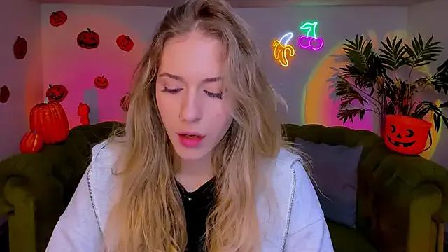 sassy_cutie from StripChat is Freechat