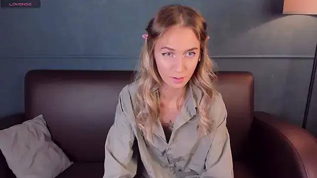 SerenaCrystall from StripChat is Freechat