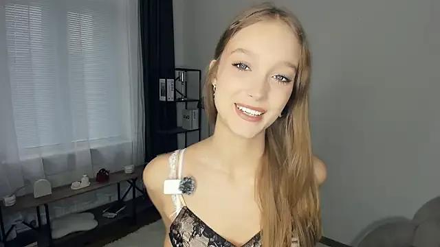 SerrenaAa from StripChat is Freechat