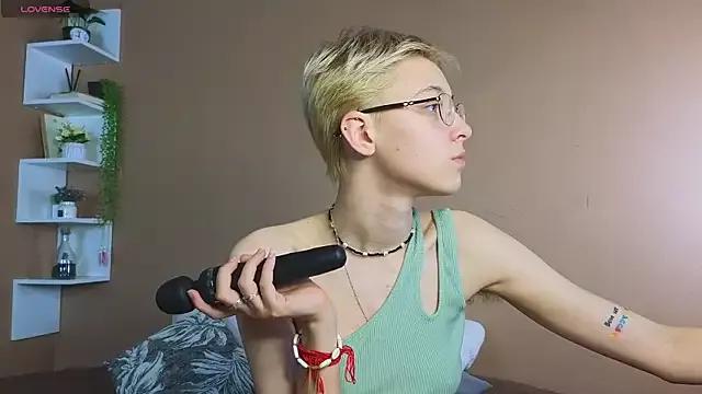 SharlieRey from StripChat is Freechat