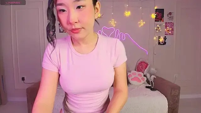 Freechat shybabynana on StripChat