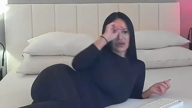 Freechat simonacavali on StripChat