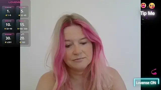 Freechat SuzieSub on StripChat