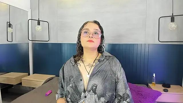 tara_black from StripChat is Freechat