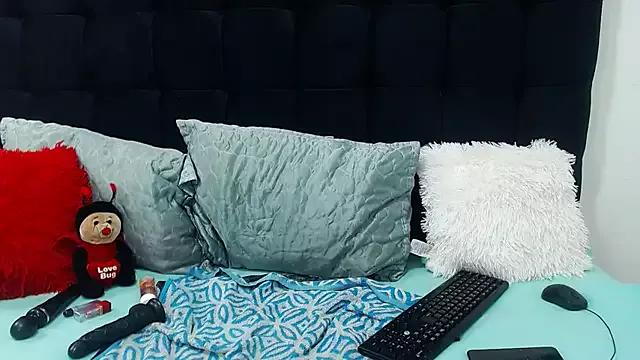 TaurusClitCake from StripChat