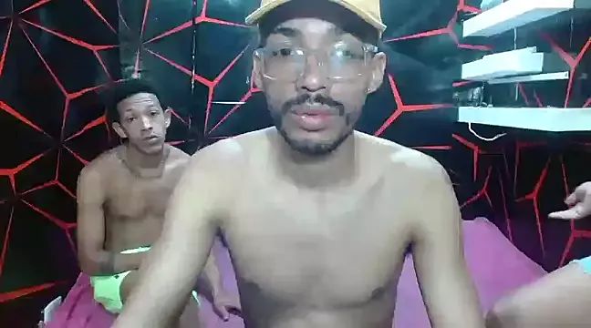 threesomo_twinks from StripChat is Freechat