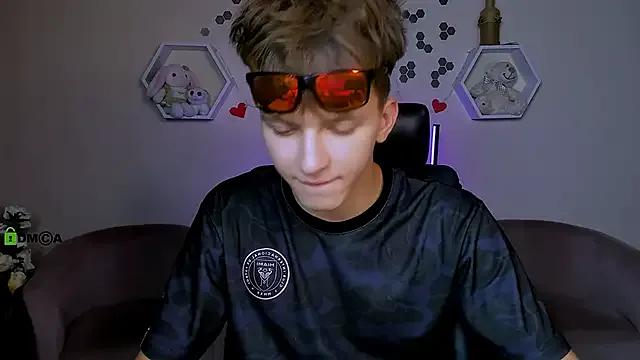 travis_wolf_ from StripChat is Freechat