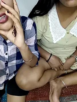 Unique_MomandDaughterrs from StripChat is Freechat