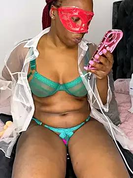 wellbuiltDiosa from StripChat