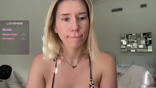 Freechat xoxoxjenn on StripChat