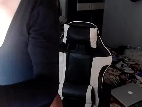 Youremma_laura from StripChat is Freechat