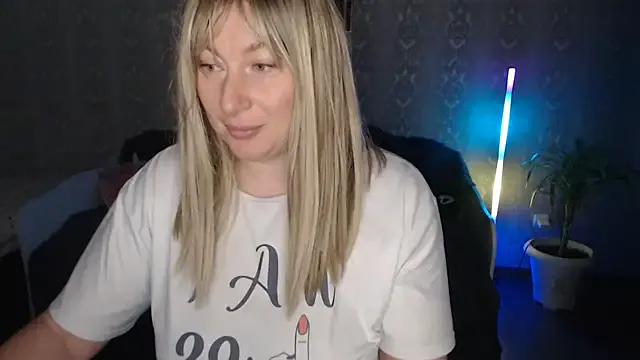 Yummy_Gloria from StripChat is Freechat