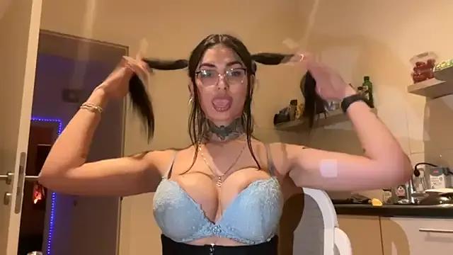 yuri_queenhott from StripChat is Freechat